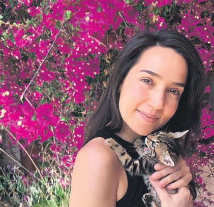 İpek Açar, evlat edindiği minik kedisine isim arıyor-1