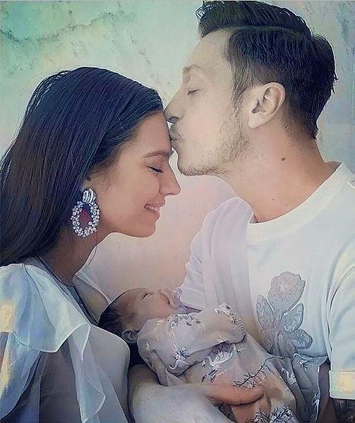 mutlu-mesut-1-yil-1591556248736.jpeg Mesut Özil ile Amine Gülşe evliliklerinin birinci yılını aşk dolu cümlelerle kutladı-4