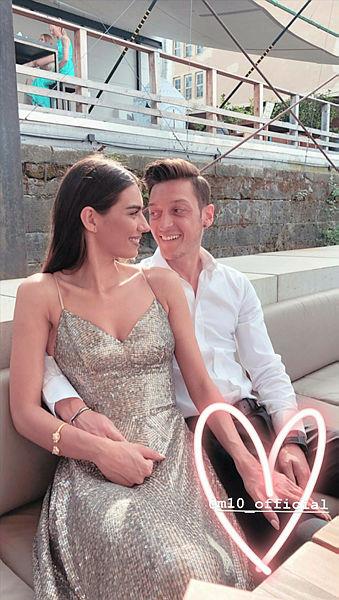 mutlu-mesut-1-yil-1591556270881.jpeg Mesut Özil ile Amine Gülşe evliliklerinin birinci yılını aşk dolu cümlelerle kutladı-2