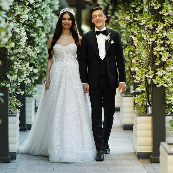 mutlu-mesut-1-yil-1591556334293.jpeg Mesut Özil ile Amine Gülşe evliliklerinin birinci yılını aşk dolu cümlelerle kutladı-3