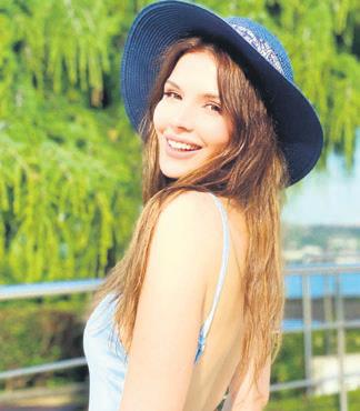 Güzel oyuncu Hatice Şendil'den havuz pozu!-1