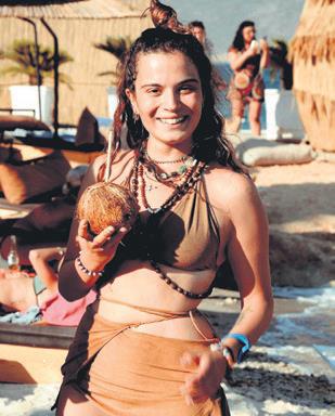 Aslı Bekiroğlu kabileden sahile indi-1