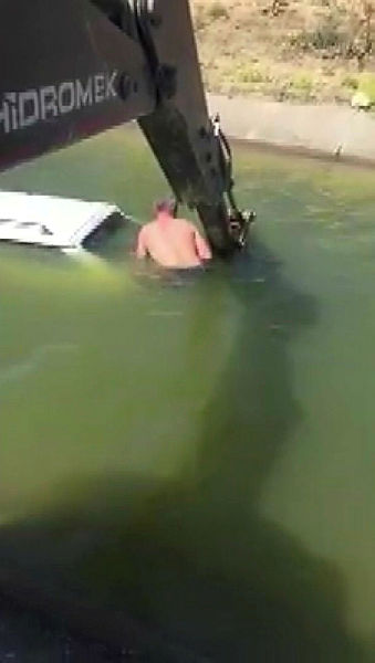 Aracıyla sulama kanalına uçtu! Yardıma muhtar koştu-1