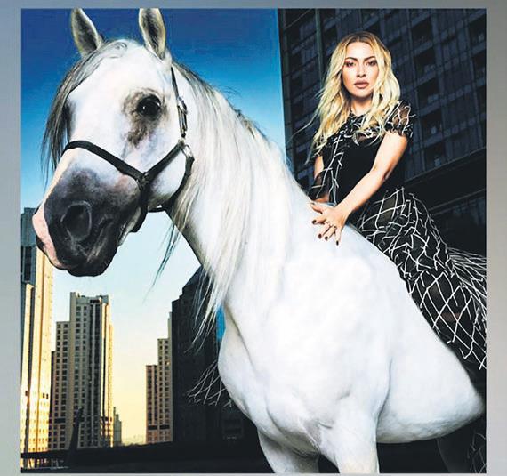 hadiseye-kucuk-bir-yolu-gorucuye-cikarmak-icin-yola-cikti-1599087900841.jpeg Hadise'ye 'Küçük Bir Yol'u görücüye çıkarmak için gün sayıyor!-1
