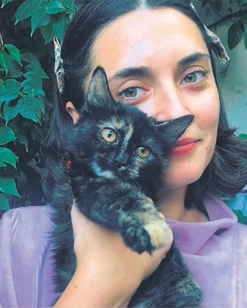 Aslıhan Gürbüz 'Hurma' adını verdiği kedi için yuva arıyor-1