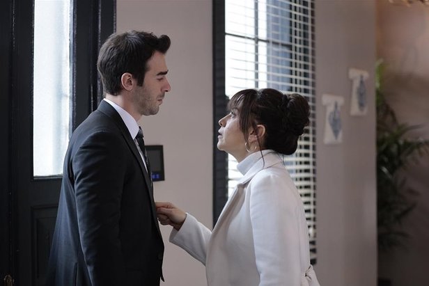 bir-anda-degisiyor-seyirciler-kalakaldi-saskinligin-arsa-ciktigi-anlar-flas-adim-bugunden-sonra-1611862402057.jpg Bir anda değişiyor seyirciler kalakaldı! Şaşkınlığın arşa çıktığı anlar! Flaş adım bugünden sonra...-4