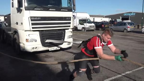 ingilterenin-en-guclu-genci-3-ton-agirligindaki-tiri-20-metre-cekti-1611903500928.jpg İngiltere'nin en güçlü genci! 3 ton ağırlığındaki tırı 20 metre çekti-2