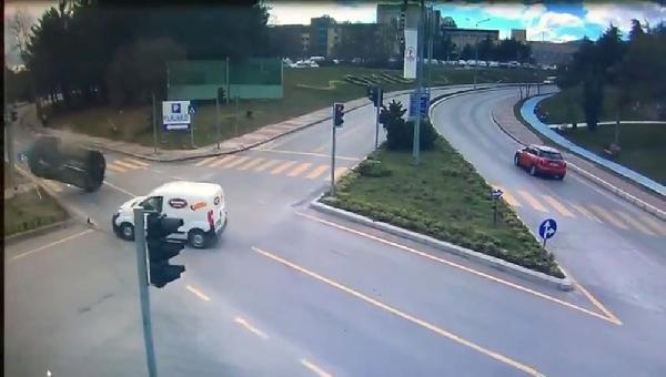 SON DAKİKA: Dehşet veren kaza! O anlar kamerada! Kızı öldü anne yaralandı-4