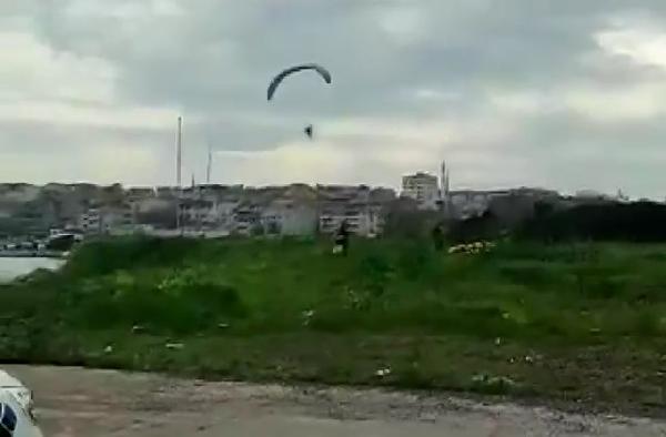 Büyükçekmece'de sokağa çıkma kısıtlamasını ihlal edip paramotorla uçan 4 kişiye 12 bin lira ceza-3