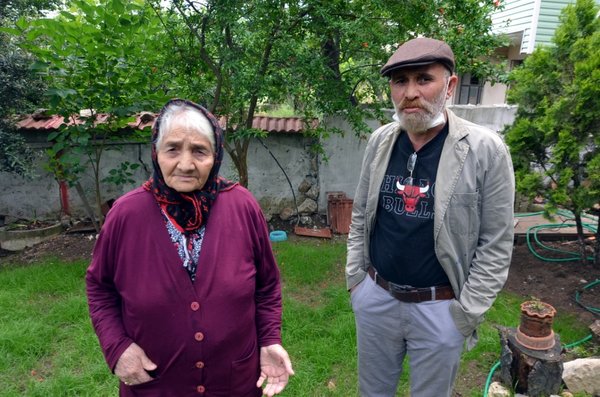 komsu-kavgasi-tiyatrocu-cemal-ucarmanin-yuzune-keserle-saldirdi-agzina-vurup-3-disini-kirdi-1622913509408.jpg Komşu kavgası! Tiyatrocu Cemal Uçarman'ın yüzüne keserle saldırdı ağzına vurup 3 dişini kırdı-3