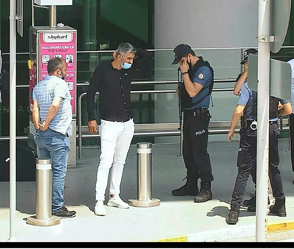 Hırsızlık 15 saniye yakalanmaları 3 dakika sürdü! Yer: İstanbul Havalimanı-5