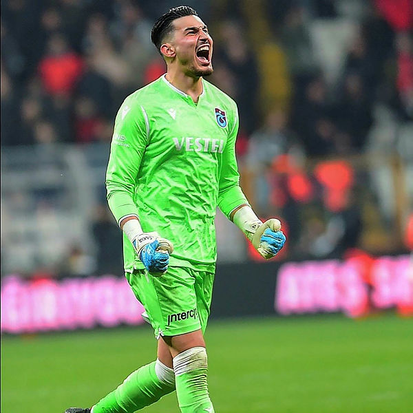 ugurcan-cakir-trabzonsporun-kalesinden-top-gecirmiyor-1643449186808.jpg Uğurcan Çakır, Trabzonspor'un kalesinden top geçirmiyor-4