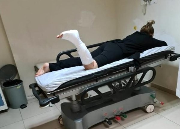 Sahneden düşen Işın Karaca hayranlarını korkuttu! Hastaneye kaldırılan şarkıcıdan ilk paylaşım geldi-3