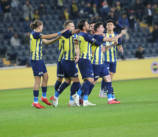 1649405516933.jpg Fenerbahçe 5 yıl sonra bir ilk peşinde! Galatasaray derbisi için geri sayım başladı-5
