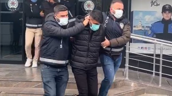 son-dakika-annesinin-yasak-ask-yasadigi-kuaforu-sokak-ortasinda-7-bicak-darbesiyle-oldurdu-savciliktan-dikkat-1654496149026.jpg SON DAKİKA: Annesinin yasak aşk yaşadığı kuaförü sokak ortasında 7 bıçak darbesiyle öldürdü! Savcılıktan dikkat çeken töre-namus cinayeti ayrımı-8