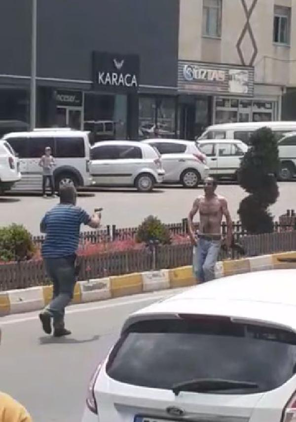 Nevşehir'de yarı çıplak pitbull gezdirip çevredekilere küfür eden ve polise bıçak çeken şahıs gözaltına alındı-3