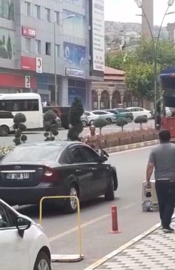 Nevşehir'de yarı çıplak pitbull gezdirip çevredekilere küfür eden ve polise bıçak çeken şahıs gözaltına alındı-4