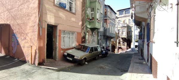 Beyoğlu'nda işkence edilip dövülerek öldürülen 20 yaşındaki Serhat Abik evinin önüne atıldı-4