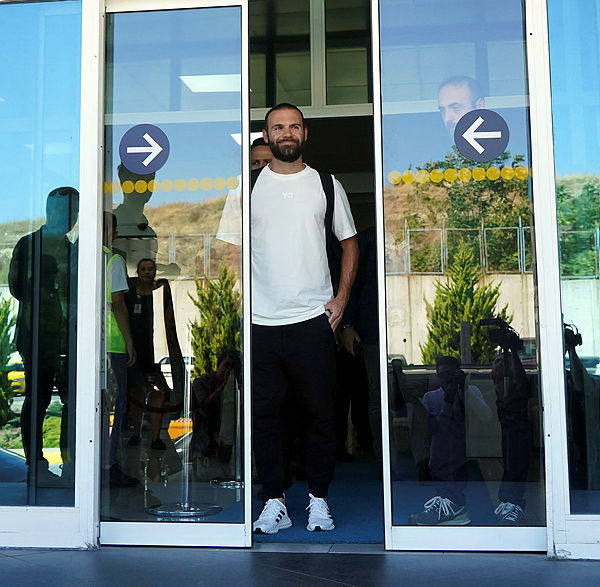 juan-mata-istanbulda-galatasaray-10-numarayi-imzaya-getirdi-iste-sozlesme-detaylari-1662626472349.jpg Juan Mata İstanbul'da! Galatasaray 10 numarayı imzaya getirdi! İşte sözleşme detayları-2