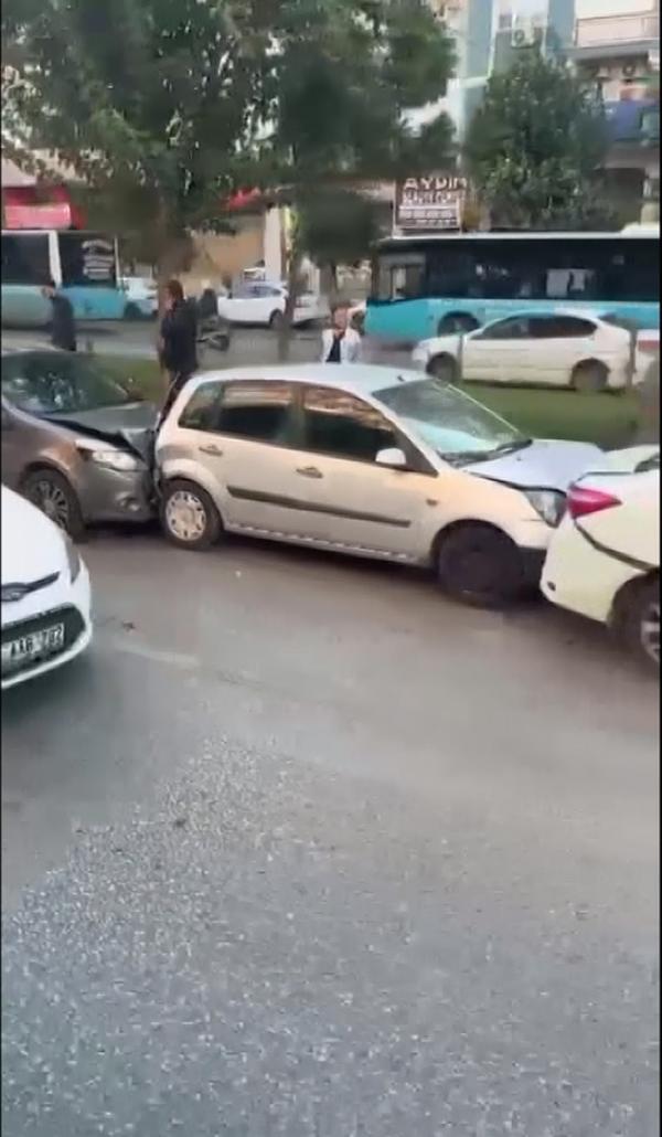 saygi-durusu-icin-durdu-6-arac-birbirine-girdi-1668076559717.jpeg