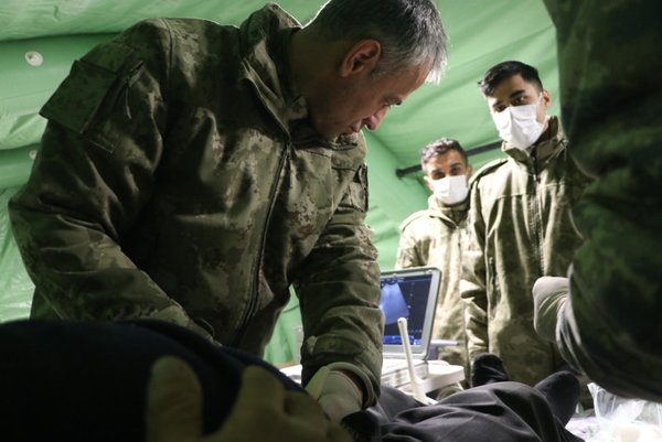 Depremzedelerin imdadına sahra hastaneleri yetişti!-4