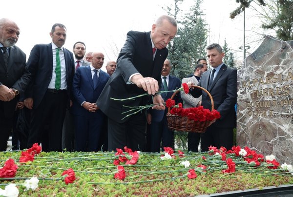 baskan-erdogandan-turkesin-kabrine-ziyaret-1680614454535.jpg Başkan Erdoğan'dan Türkeş'in kabrine ziyaret!-3