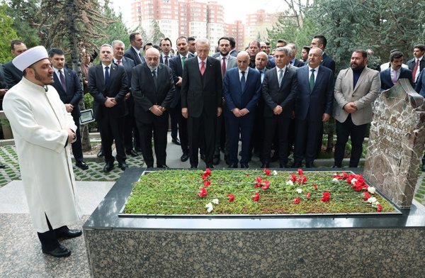 baskan-erdogandan-turkesin-kabrine-ziyaret-1680614491816.jpg Başkan Erdoğan'dan Türkeş'in kabrine ziyaret!-2