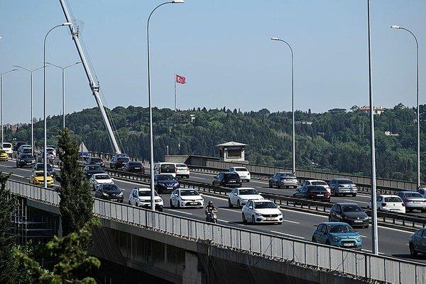 Akın akın gidiyorlar! İstanbul'da bayram trafiği başladı!  Trafik yoğunluğu dron kamarasına saniye saniye yansıdı...-2