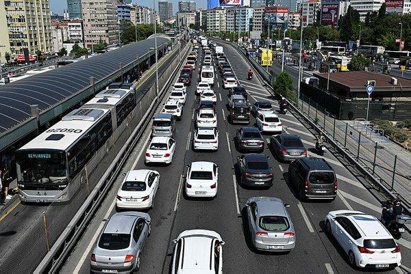 Akın akın gidiyorlar! İstanbul'da bayram trafiği başladı!  Trafik yoğunluğu dron kamarasına saniye saniye yansıdı...-3