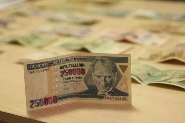 250000-tllik-eski-banknotu-bulduysaniz-zengin-oldunuz-dolaplari-tek-tek-kontrol-edin-sizde-de-olabilir-servet-1688367468383.jpg Bulanlar turnayı gözünden vurdu! 250.000 TL'lik eski banknotu bulduysanız şans kapınızı çalacak! Eğer sizde de varsa...-2