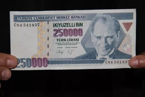 250000-tllik-eski-banknotu-bulduysaniz-zengin-oldunuz-dolaplari-tek-tek-kontrol-edin-sizde-de-olabilir-servet-1688367477962.jpg Bulanlar turnayı gözünden vurdu! 250.000 TL'lik eski banknotu bulduysanız şans kapınızı çalacak! Eğer sizde de varsa...-3