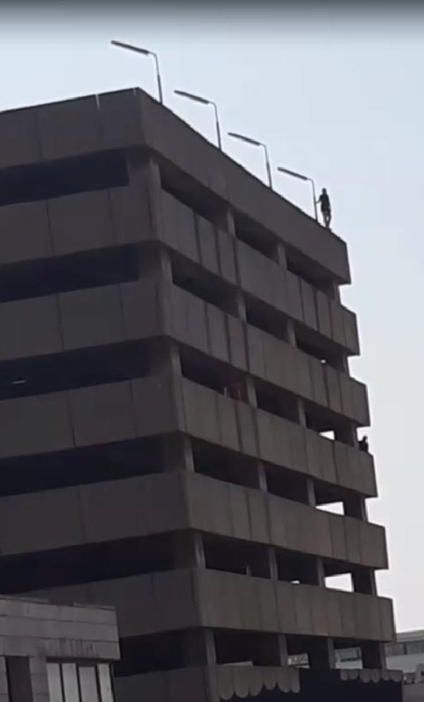 İzmir’de yürekler ağza geldi! Otelin 16'ncı katından kendini boşluğa bıraktı-2