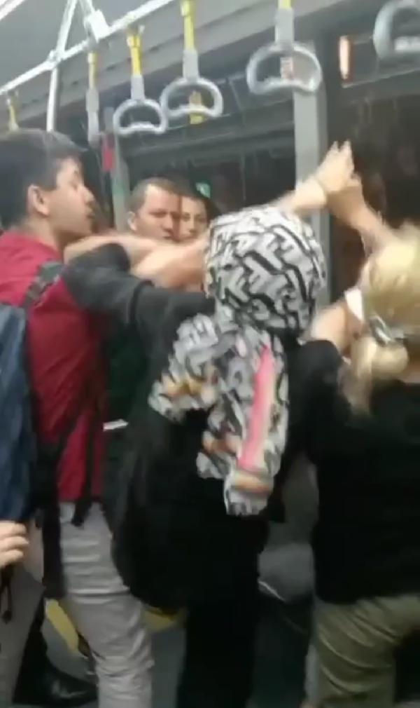 1688715880652.jpeg Metrobüste kavga! Tekmeler havada uçuştu-2