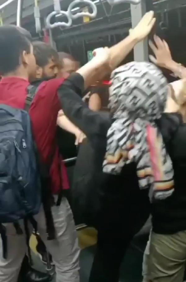 1688715893243.jpeg Metrobüste kavga! Tekmeler havada uçuştu-3