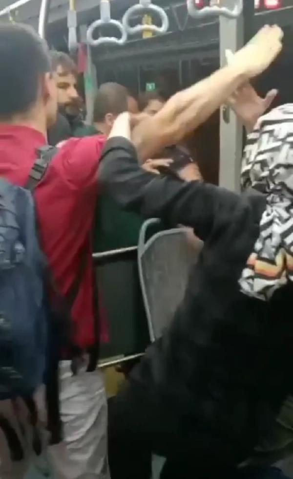 1688715895591.jpeg Metrobüste kavga! Tekmeler havada uçuştu-4