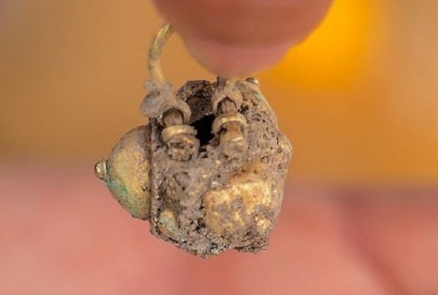 Açılır açılmaz içinden çil çil altın döküldü! Toz toprak içinde çıkarıldı!-3