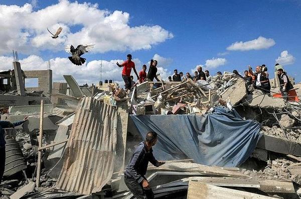 1697727730579.jpeg Gazze'de İsrail saldırısının vurduğu küçük Haya'nın hayalleri ve bedeni enkaz altında kaldı! En acı vasiyet: "Geriye bir şey kalırsa bağışlansın"-4