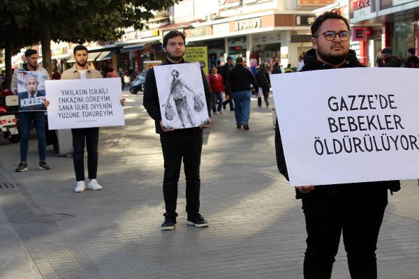 universiteli-ogrencilerinden-sessiz-israil-protestosu-5-saat-sessiz-ve-hareketsiz-beklediler-1697727056280.jpeg Üniversiteli öğrencilerden İsrail katliamına sessiz protesto! | 5 saat hareketsiz beklediler: "Gazze’de bebekler ölüyor"-4