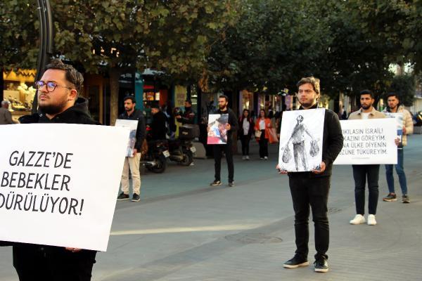 universiteli-ogrencilerinden-sessiz-israil-protestosu-5-saat-sessiz-ve-hareketsiz-beklediler-1697727696717.jpeg Üniversiteli öğrencilerden İsrail katliamına sessiz protesto! | 5 saat hareketsiz beklediler: "Gazze’de bebekler ölüyor"-5