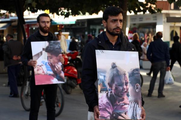 universiteli-ogrencilerinden-sessiz-israil-protestosu-5-saat-sessiz-ve-hareketsiz-beklediler-1697727737486.jpeg Üniversiteli öğrencilerden İsrail katliamına sessiz protesto! | 5 saat hareketsiz beklediler: "Gazze’de bebekler ölüyor"-6