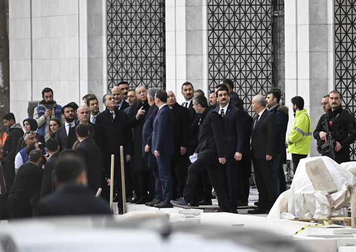 Erdoğan AK Parti konferans salonunda incelemelerde bulundu