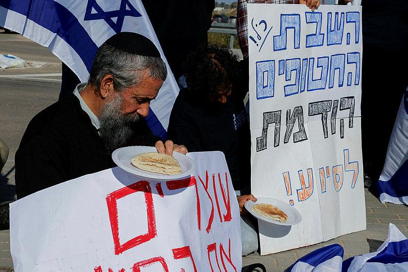 İsrailli esir aileleri Gazze’ye giren yardım konvoylarını engelledi! Kerem Şalom’da siyonist baskı-3