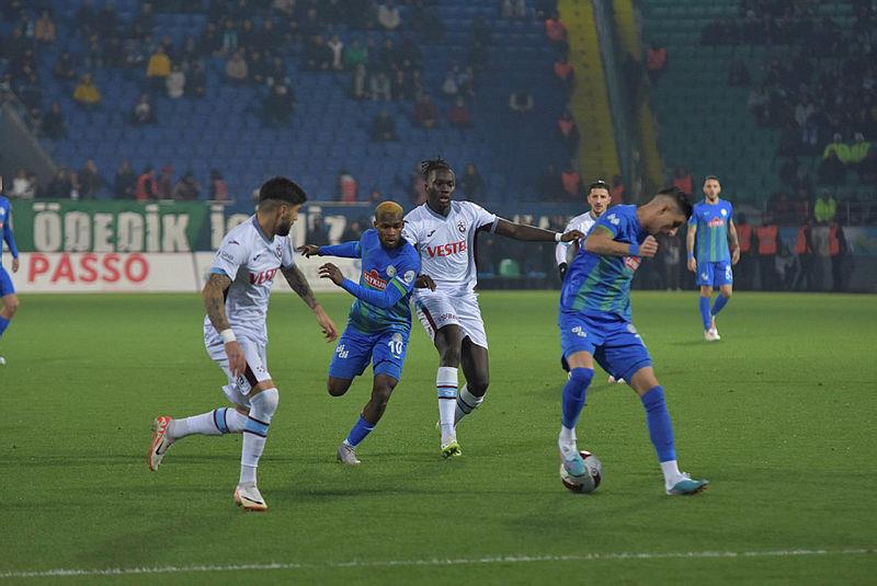 trabzonspor-deplasmanda-caykur-rizespora-maglup-etti-iste-macta-yasananlar-1706208296428.jpeg Trabzonspor deplasmanda Çaykur Rizespor'a mağlup oldu! İşte maçta yaşananlar...-4