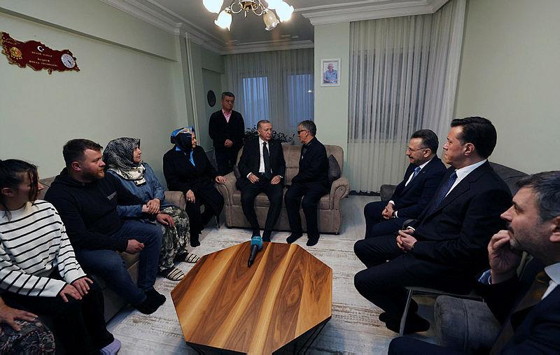 baskan-erdogan-eskisehirde-sehit-muhammed-tunahan-evcinin-ailesine-taziye-ziyaretinde-bulundu-1706458104251.jpeg Başkan Erdoğan, Eskişehir'de şehit Muhammed Tunahan Evcin'in ailesine taziye ziyaretinde bulundu-2