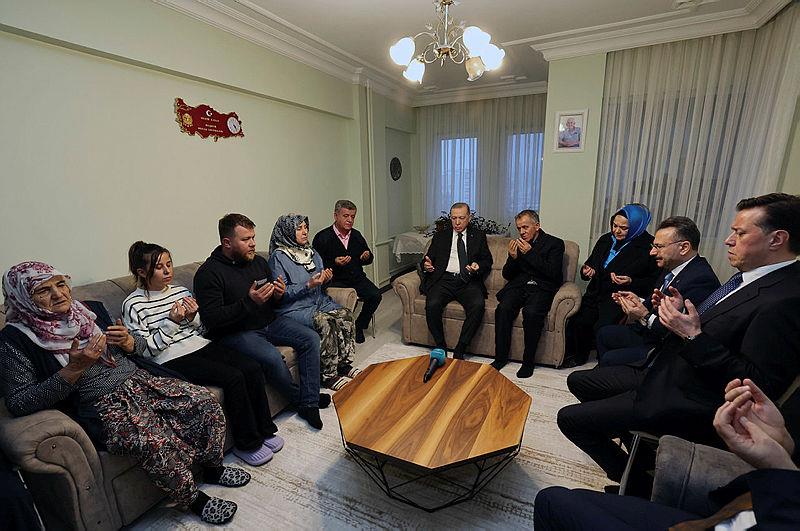 baskan-erdogan-eskisehirde-sehit-muhammed-tunahan-evcinin-ailesine-taziye-ziyaretinde-bulundu-1706458108213.jpeg Başkan Erdoğan, Eskişehir'de şehit Muhammed Tunahan Evcin'in ailesine taziye ziyaretinde bulundu-3