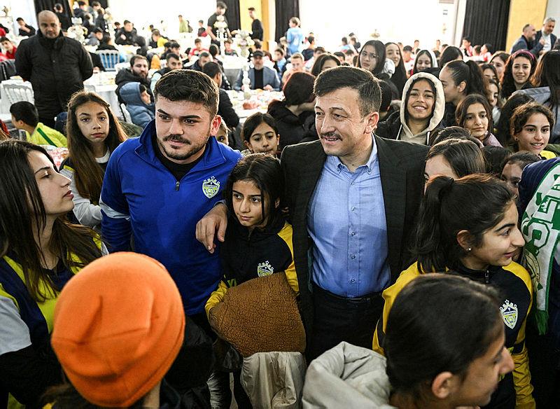 AK Parti’nin İzmir Büyükşehir Belediye Başkan adayı Hamza Dağ seçim çalışmalarını sürdürüyor