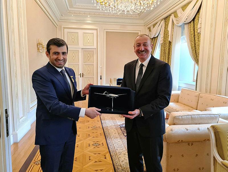  Azerbaycan Cumhurbaskanı İlham Aliyev, İkinci Karabağ Savası'nda büyük başarı gösteren Türk SİHA'larına ilişkin, Baykar Savunma Teknık Muduru Selçuk Bayraktar Ve Aselsan Yönetim Kurulu Başkanı Haluk Görgn'ü kabul etti ve Bayraktar'a 'Karabağ Nişanı' taktı.