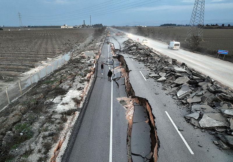 Deprem sonrası Pazarcık'ta ikiye bölünen yol