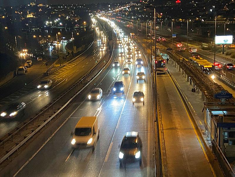 İstanbul'da sabah saatlerinde trafik yoğunluğu oluştu