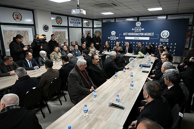 Malatya'da, 04.17'de İtfaiye Daire Başkanlığında Malatya Valisi Ersin Yazıcı başkanlığında değerlendirme toplantısı yapıldı.